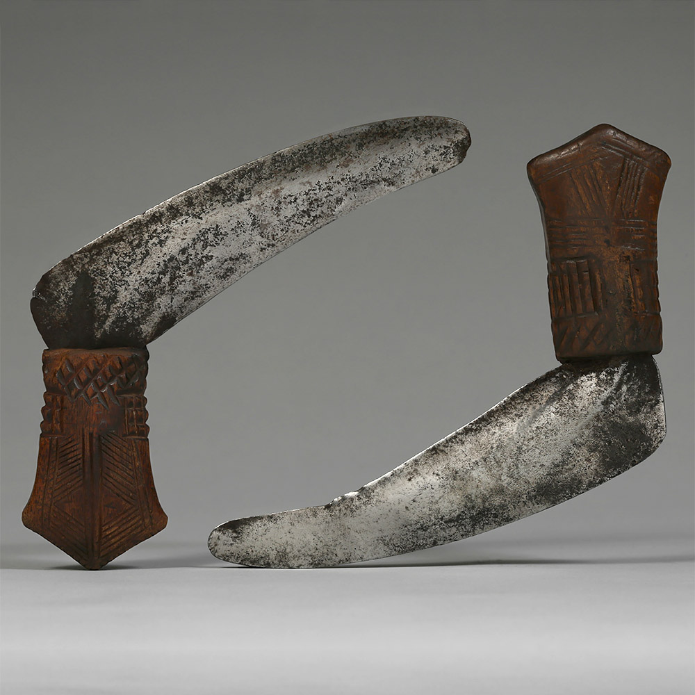 Pair of functional / status knives arasa Ndo / Alur / Lendu, northeastern D.R. Congo / northwestern Uganda